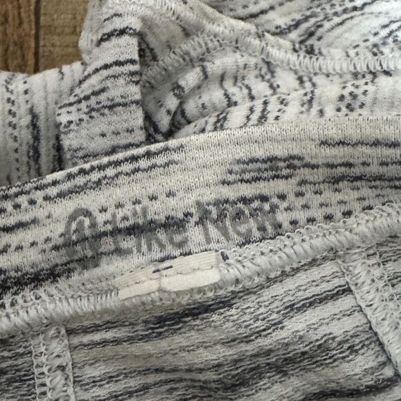 Lululemon Women’s Long Distance Workout Shirt Round Neck Gray White Size 12 - Picture 6 of 10